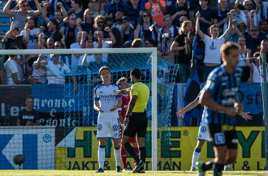 IFK Göteborgs August Erlingmark reagerar när domare