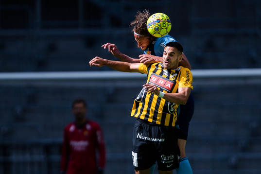 Djurgårdens Jonas Olsson och Häckens Mervan Celik