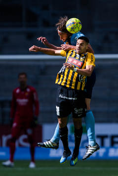 Djurgårdens Jonas Olsson och Häckens Mervan Celik