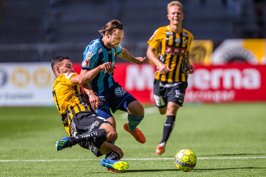 Djurgårdens Kevin Walker och Häckens Mervan Celik