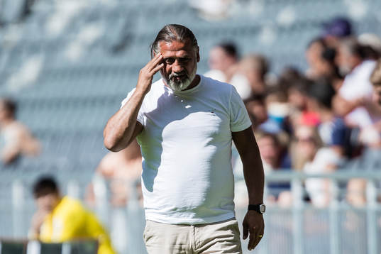 Djurgårdens tränare Özcan Melkemichel deppar