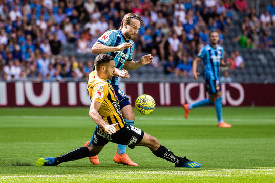 Djurgårdens Kevin Walker och Häckens Mervan Celik