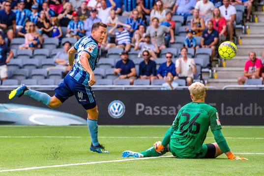 Djurgårdens Kerim Mrabti missar målchans bakom Häckens