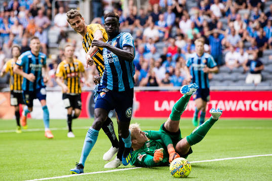 Djurgårdens Aliou Badji på väg att göra 2-1 i kamp om