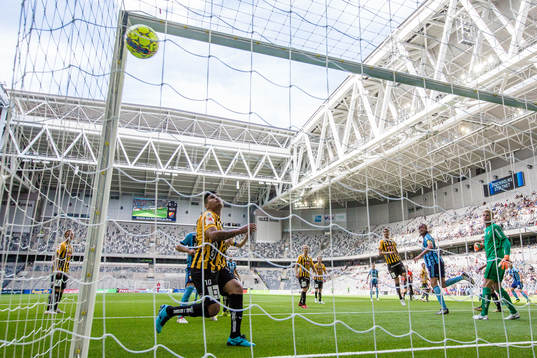 Djurgårdens Jacob Une Larsson gör 1-1
