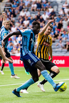 Djurgårdens Aliou Badji gör 2-1 i kamp om bollen med