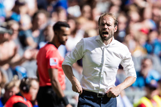 Häckens tränare Andreas Alm reagerar uder fotbollsmatchen