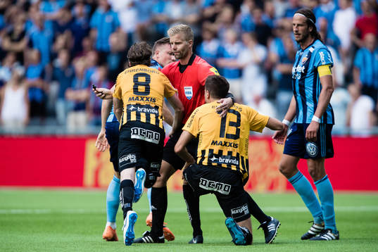 domare Glenn Nyberg stoppar Häckens Erik Friberg och