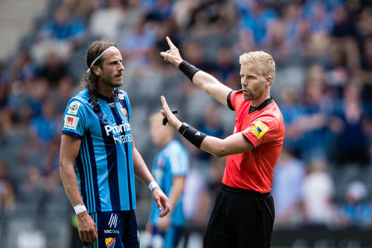 Djurgården Jonas Olsson och domare Glenn Nyberg