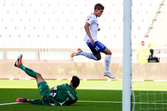 Elfsborgs målvakt Kevin Stuhr Ellegaard räddar anfall