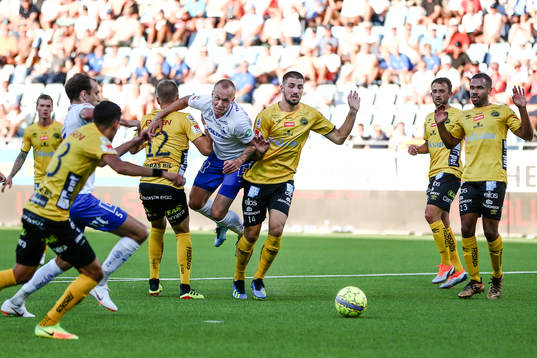 Elfsborgs Joakim Nilsson och Ibrahim Dresevic försvarar