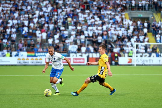 Norrköpings Simon Thern med Elfsborgsspelare framför