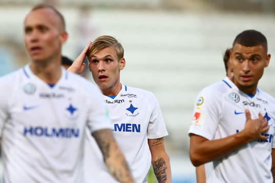 Norrköpings Arnór Sigurdsson blickar mot