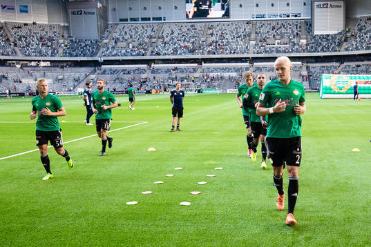 Dalkurds spelare värmer upp innan fotbollsmatchen i