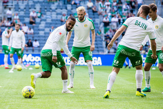 Hammarbys Junes Barny värmer upp innan fotbollsmatchen i