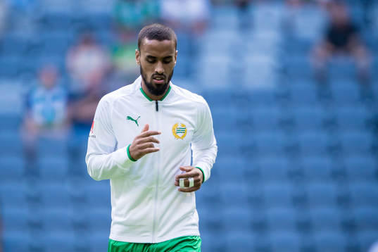 Hammarbys Junes Barny värmer upp innan fotbollsmatchen i
