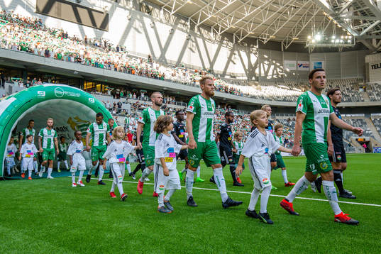 Hammarbys spelare gör entre före fotbollsmatchen i