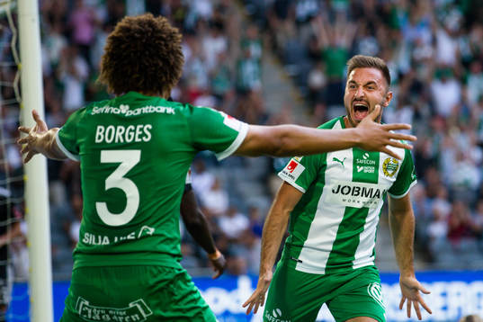 Hammarbys Muamer Tankovic jublar med Egzon Binaku