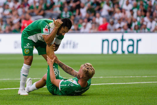 Hammarbys Jiloan Hamad hjälper Sander Svendsen som har ont