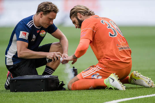 Dalkurds målvakt Stefan van der Lei får vård