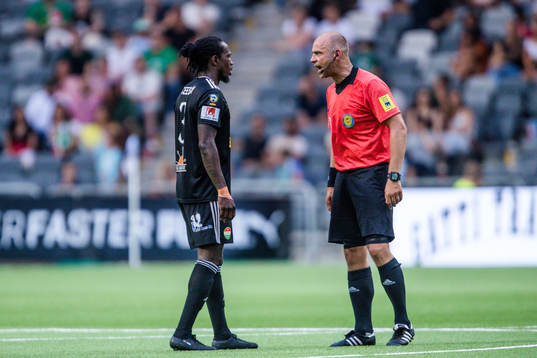 Dalkurds Kebba Ceesay i diskussion med domare Robert Daradic