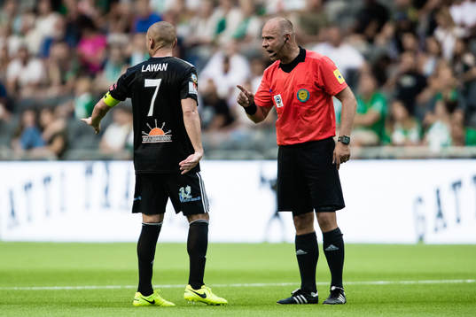 Domare Robert Daradic i samtal med Dalkurds Rawez Lawan