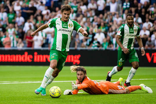 Hammarbys Leo Bengtsson rundar Dalkurds målvakt Stefan van