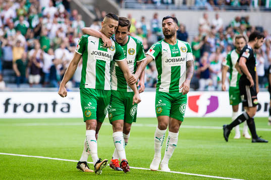 Hammarbys Nikola Djurdjic (v) kramas om av Jeppe Andersen