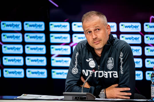 Head coach Edward Iordanescu of Cluj