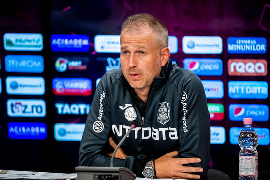 Head coach Edward Iordanescu of Cluj