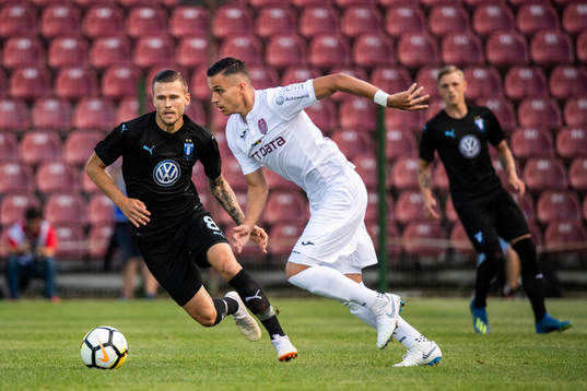 Cristian Manea of Cluj and Arnór Ingvi Traustason of