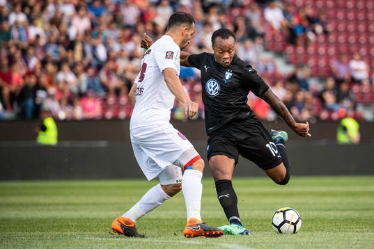 Paulo Vinicius of Cluj defends against Carlos Strandberg of