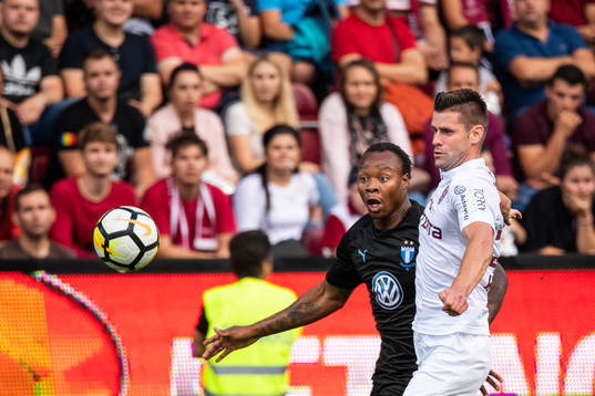 Carlos Strandberg of Malmö FF and Andrei Mureșan of Cluj