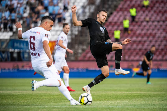 Cristian Manea of Cluj and Arnór Ingvi Traustason of