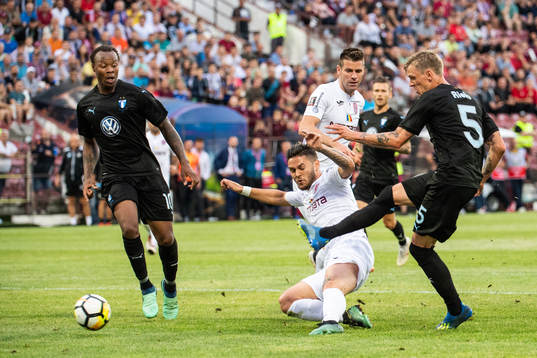 Carlos Strandberg sees Sören Rieks of Malmö FF shoot