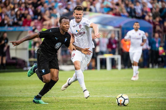Carlos Strandberg of Malmö FF and Andrei Mureșan of Cluj