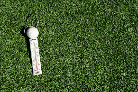 En termometer visar 33 grader varmt