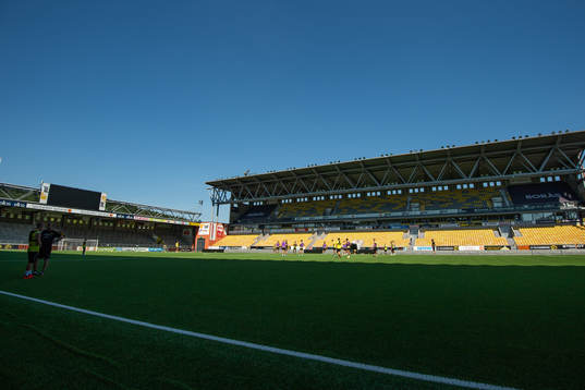 Blå himmel över Borås arena