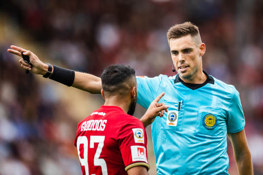 Östersunds Saman Ghoddos i diskussion med domare Magnus