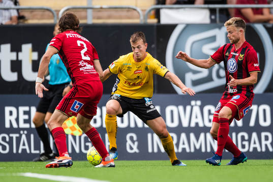 Östersunds Tom Pettersson och Dennis Widgren i kamp om