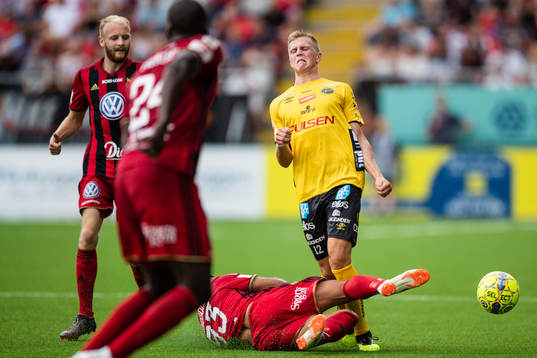 Östersunds Saman Ghoddos glidtacklar mot Elfsborgs Joakim