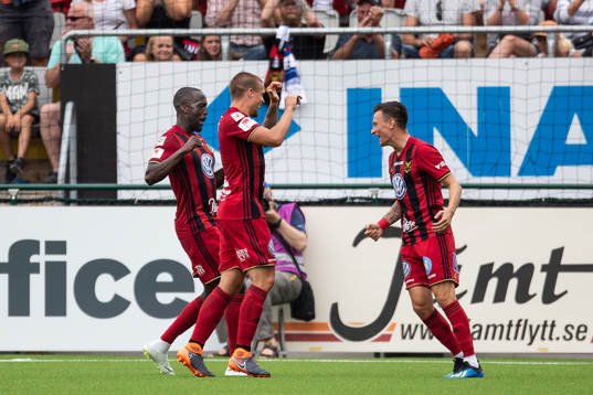 Östersunds Ronald Mukiibi och Douglas Bergqvist jublar med
