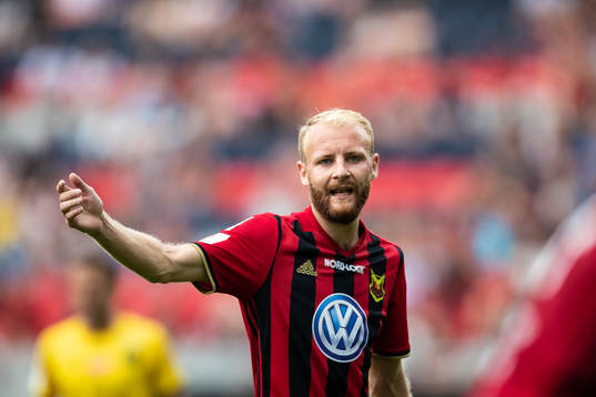 Östersunds Curtis Edwards reagerar mot ett domslut