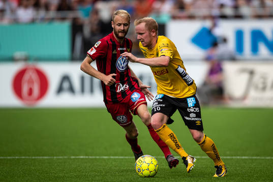 Östersunds Curtis Edwards och Elfsborgs Simon Lundevall i