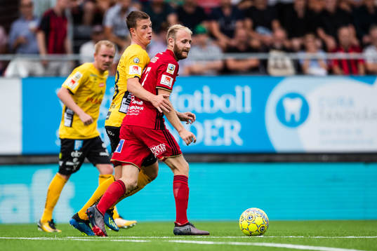 Elfsborgs Simon Olsson och Östersunds Curtis Edwards i