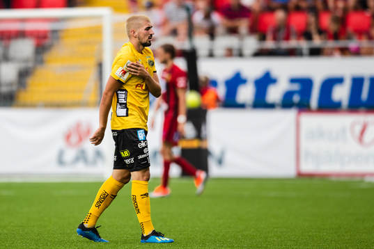 Elfsborgs Ibrahim Dresevic tar sig mot axeln