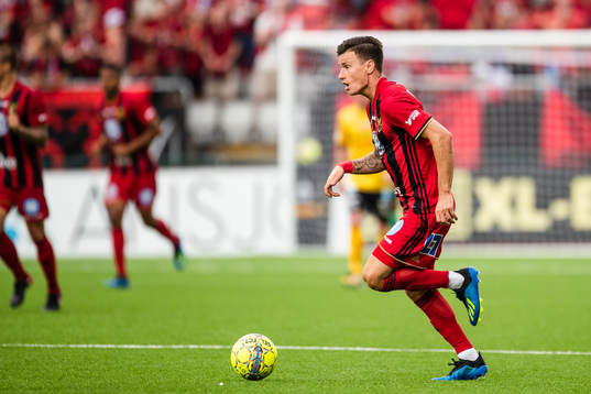 Östersunds Jamie Hopcutt driver bollen