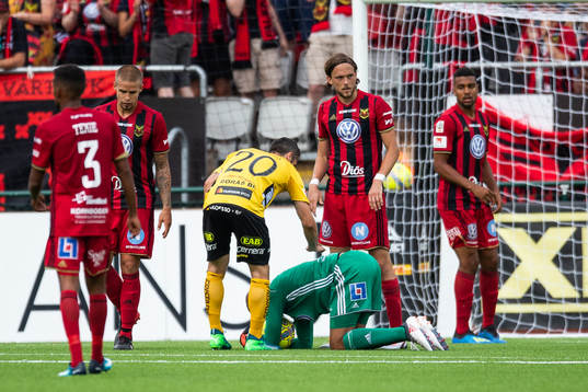 Elfsborgs Emir Bajrami klappar om Östersunds målvakt Aly