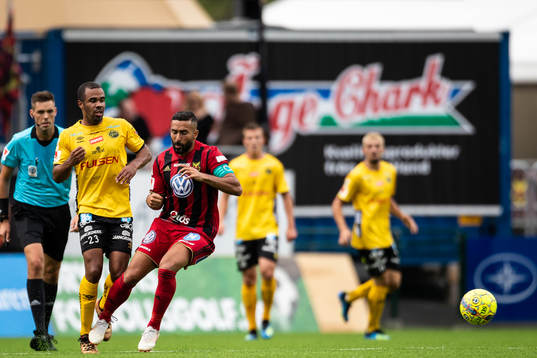 Elfsborgs Alex Dyer och Östersunds Saman Ghoddos i kamp