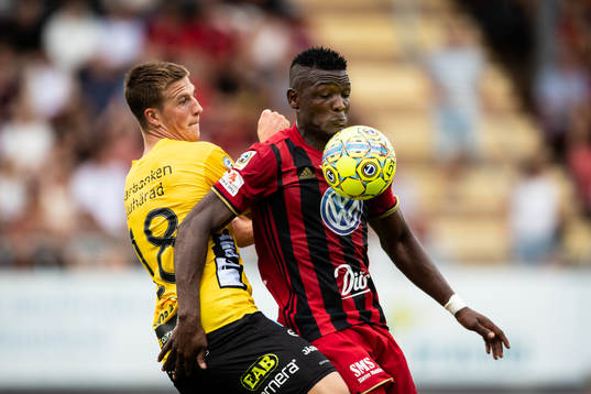 Elfsborgs Simon Olsson och Östersunds Alhaji Gero i kamp